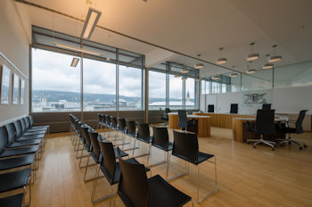 Bild zeigt Sitzungssaal des Landesarbeitsgerichts im 8. Obergeschoss. Das Bild zeigt den Sitzungssaal des Landesarbeitsgerichts im 8. Obergeschoss.