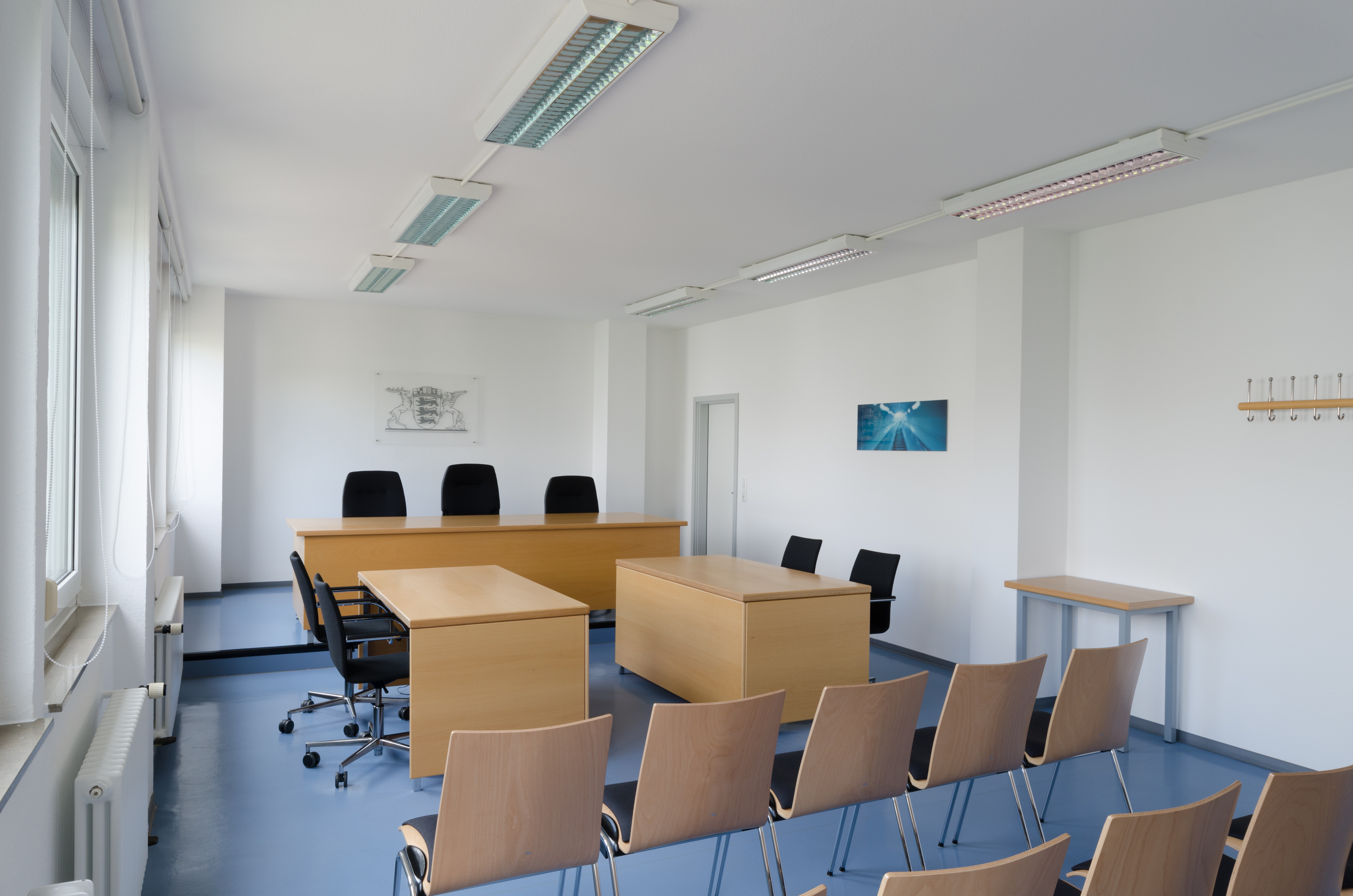 Bild zeigt den Sitzungssaal im 2. Obergeschoss des Gebäudes.