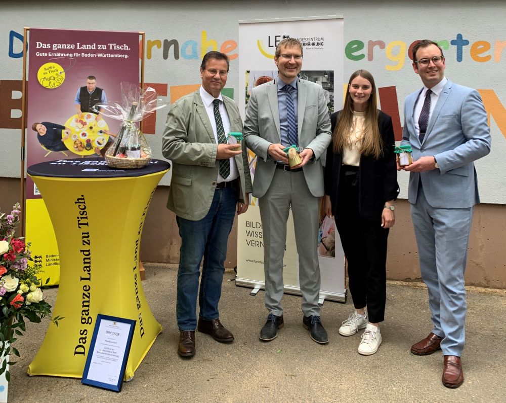 Ein Gruppenbild unter anderen mit dem Minister Peter Hauk MdL sowie der Kitaleiterin.