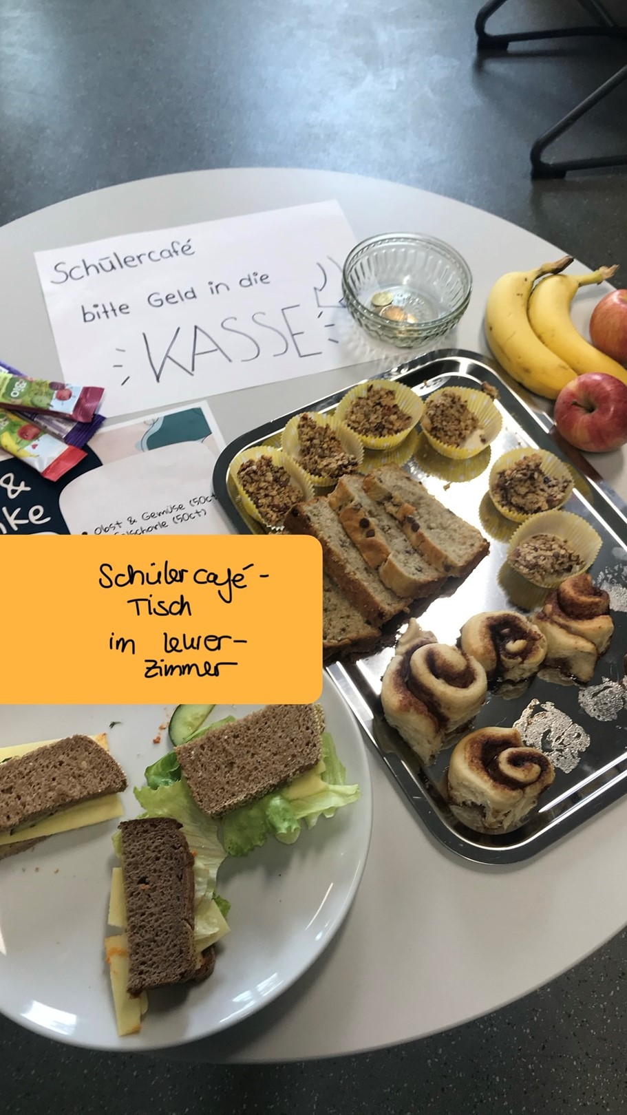 Schülercafé Tisch im Lehrerzimmer mit Pausensnacks