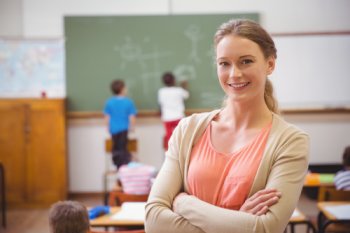 Lehrkraft im Klassenzimmer