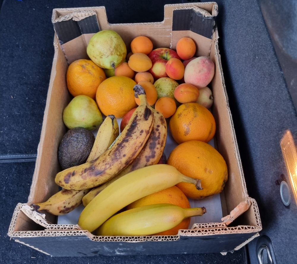 Obst mit leichten braunen Stellen in Kiste