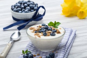 Joghurt mit Heidelbeeren und Müsli