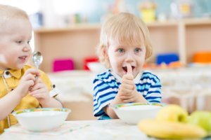 zwei Jungen essen in der Kita